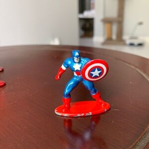 10 MINI MARVEL FIGURES